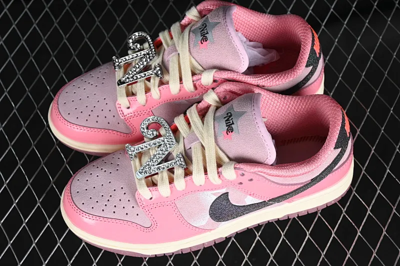All categories Nk SB Dunk series Nk SB Dunk Low low-top sneakers C version Nk Dunk Low "Barbie" Barbie SB low-top sports and leisure sneakers FN8927-621